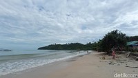 Garis pantainya panjang dan pasirnya bersih, sangat cocok untuk kamu yang mencari vitamin sea. (Bonauli/detikcom)