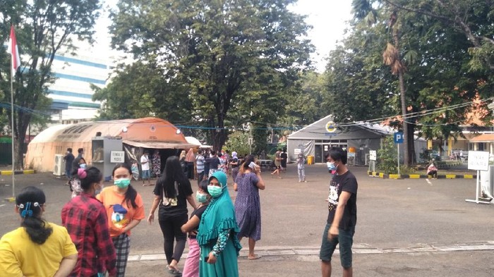 pasien COVID-19 di RS Lapangan Indrapura (RSLI) Surabaya