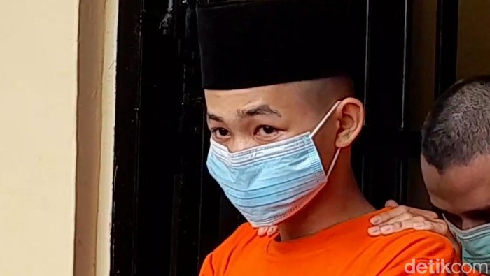Pelaku penyiraman air keras terhadap siswi SMK di Brebes saat COD, di Mapolres Brebes, Kamis (1/7/2021).
