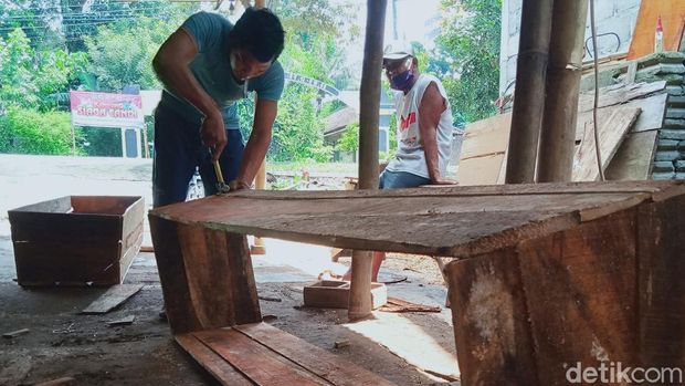 pembuat peti mati dan penjual bunga tabur di klaten