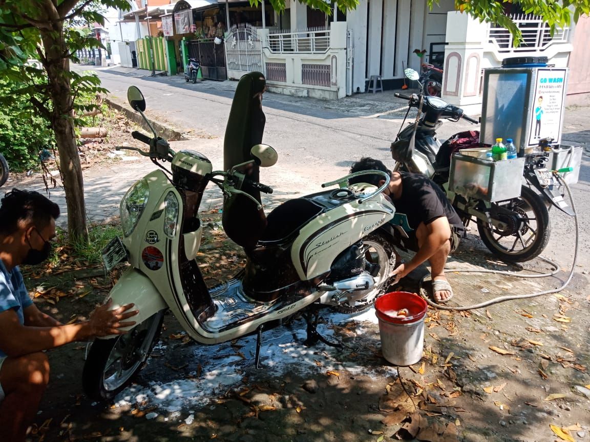 Pemuda Jombang Ini Bangkit dari Pandemi dengan Jasa Cuci Motor-Mobil Online