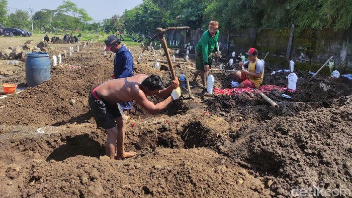 Penggali kubur pemakaman COVID-19 di Sidoarjo mengeluh. Sebab, mereka belum menerima upah selama tujuh bulan.
