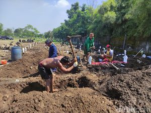 Penggali Kubur Pemakaman COVID-19 di Sidoarjo Belum Terima Upah 7 Bulan