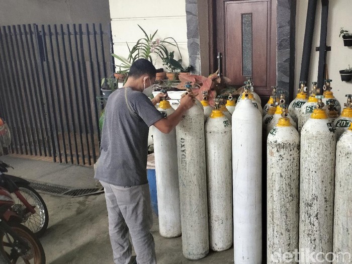 Penjual tabung oksigen di Kuningan mengalami peningkatan permintaan