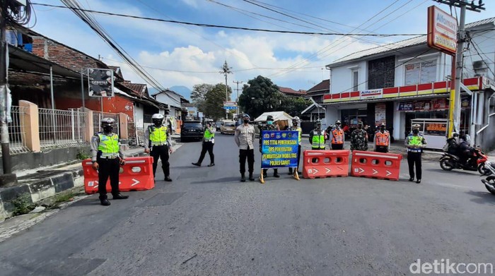 Penutupan ruas jalan di Kabupaten Garut.