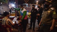 Petugas gabungan dari Kepolisian dan Satpol PP meminta pengunjung dan pemilik usaha kuliner yang melewati batas aturan waktu operasional untuk membubarkan diri saat sidak penerapan Pemberlakuan Pembatasan Kegiatan Masyarakat (PPKM) Mikro di Medan, Sumatera Utara, Jumat (30/6/2021) malam. 