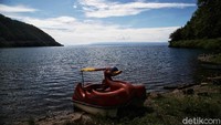 Tak jauh dari situ, indahnya Danau Toba menjadi panorama yang ditampilkan di depan mata. Luasnya Danau Toba seakan menyambut kedatangan kami menuju Desa Meat.
