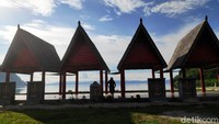 Siapapun tak akan berpaling dari keindahan yang ditawarkan oleh pesona Danau Toba salah satunya di Desa Meat Kecamatan Tampahan, Kabupaten Toba, Sumatera Utara, Jumat (18/6) yang tak kalah dari New Zealand.
