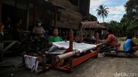 Salah satu perajin mengatakan dirinya masuk ke dalam kelompok penenun sarung yang ada di Desa Meat. Adapun, jenis-jenis sarung yang mereka buat antara lain sibolang rastra, maulana tarutung, tobu-tobu dan jenis-jenis sarung lainnya.