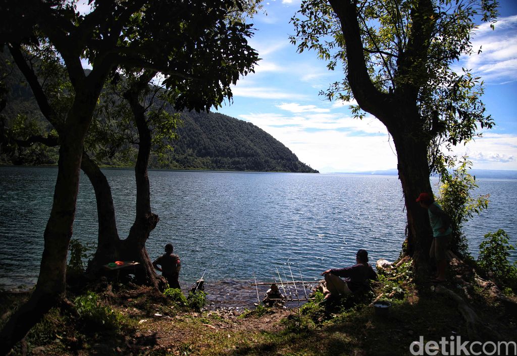 Siapapun tak akan berpaling dari keindahan yang ditawarkan oleh pesona Danau Toba salah satunya di Desa Meat yang tak kalah dari New Zealand.