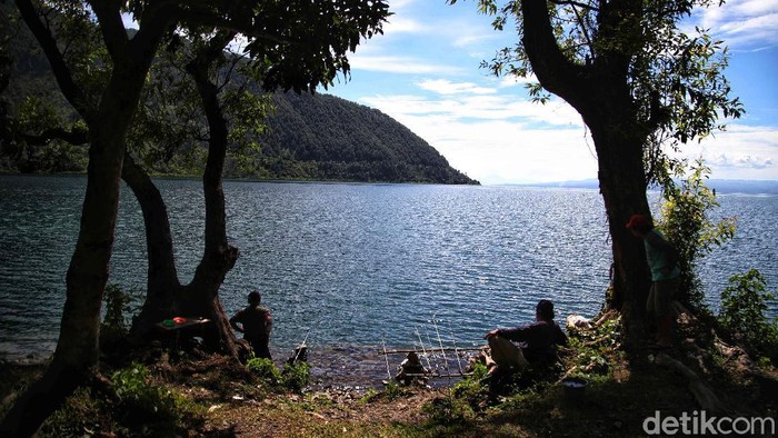 Siapapun tak akan berpaling dari keindahan yang ditawarkan oleh pesona Danau Toba salah satunya di Desa Meat yang tak kalah dari New Zealand.