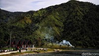 Tak hanya itu saja, di desa yang diperkirakan sudah berusia 300 tahun ini juga memiliki beberapa rumah adat Batak yang salah satu di antaranya dihiasi ukiran khas Batak. 