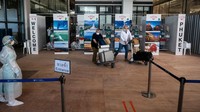 Wisatawan mancanegara tiba di Phuket International Airport, Thailand, Kamis (1/7/2021). Phuket kini sudah boleh dikunjungi wisatawan asing yang sudah 2 kali diberi vaksin COVID-19.