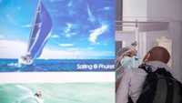 Salah seorang turis dites swab setibanya di Bandara Internasional Phuket.