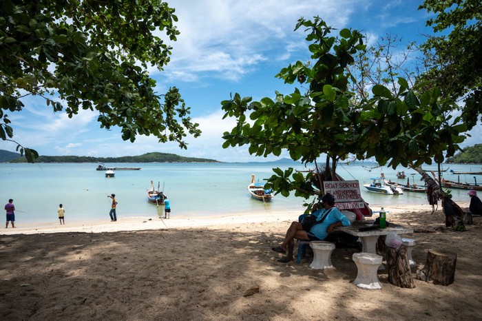 Mulai 1 Juli, Phuket membuka diri bagi turis asing yang sudah menerima kedua vaksin COVID-19 dan berasal dari negara yang berkategori berisiko rendah hingga menengah.
