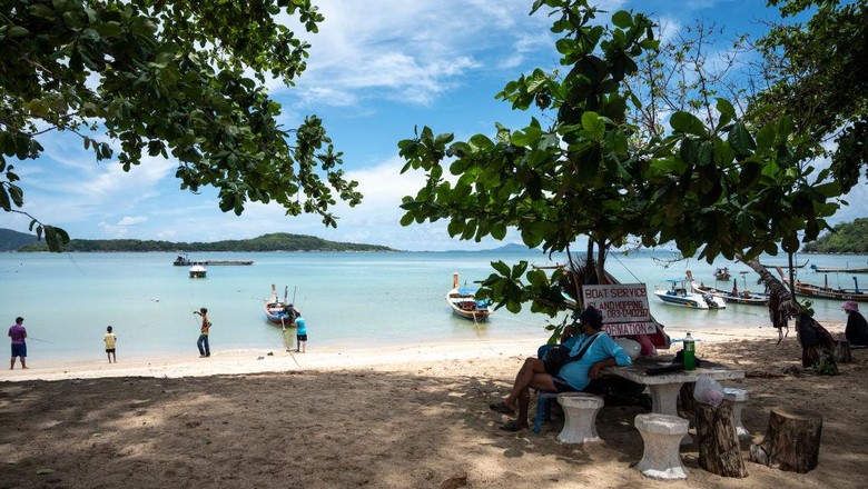 Phuket Resmi Dibuka untuk Turis yang Sudah Vaksin COVID Mulai 1 Juli, Phuket membuka diri bagi turis asing yang sudah menerima kedua vaksin COVID-19 dan berasal dari negara yang berkategori berisiko rendah hingga menengah.