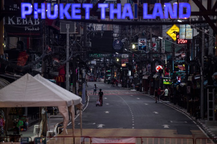 Mulai 1 Juli, Phuket membuka diri bagi turis asing yang sudah menerima kedua vaksin COVID-19 dan berasal dari negara yang berkategori berisiko rendah hingga menengah.