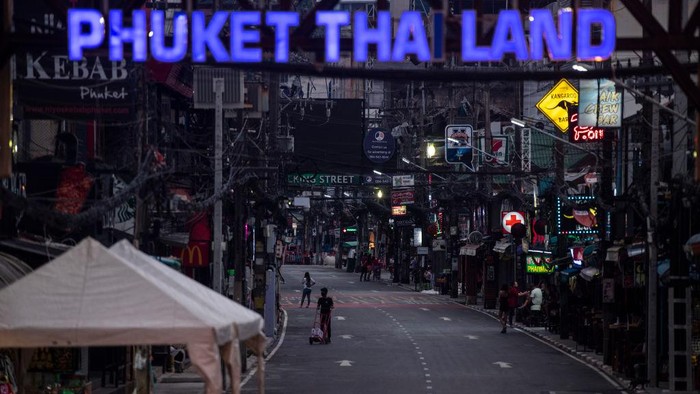 Mulai 1 Juli, Phuket membuka diri bagi turis asing yang sudah menerima kedua vaksin COVID-19 dan berasal dari negara yang berkategori berisiko rendah hingga menengah.