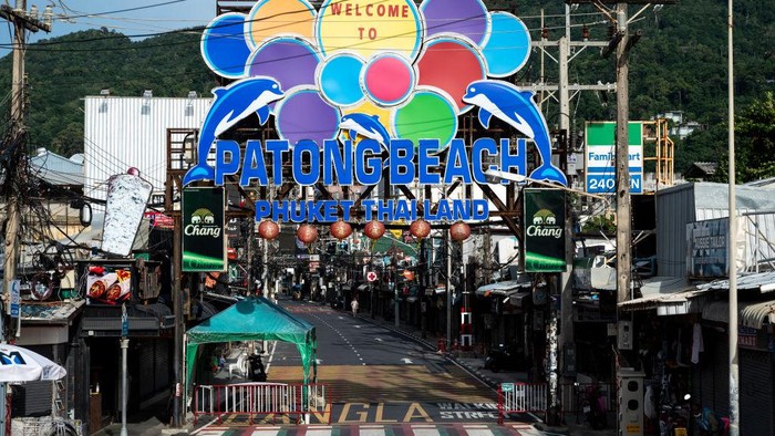 Mulai 1 Juli, Phuket membuka diri bagi turis asing yang sudah menerima kedua vaksin COVID-19 dan berasal dari negara yang berkategori berisiko rendah hingga menengah.