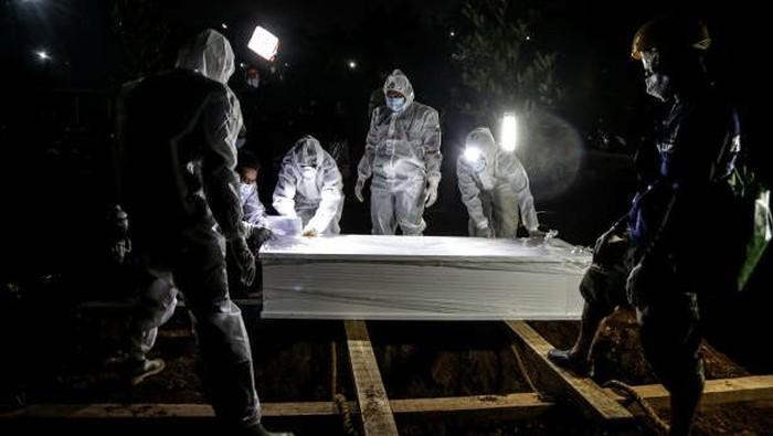 Saat ini kasus COVID-19 di Indonesia masih terus naik hingga  menyentuh 2 juta kasus. Sehingga jenzaha di makam terus berdatangan setiap harinya dan menimbulkan pilu yang mendalam.