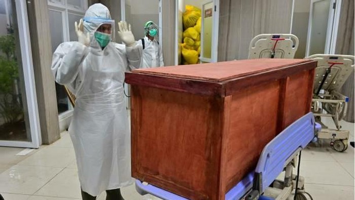 Pilu mendalam di pusara makam COVID-19 Indonesia Saat ini kasus COVID-19 di Indonesia masih terus naik hingga menyentuh 2 juta kasus. Sehingga jenzaha di makam terus berdatangan setiap harinya dan menimbulkan pilu yang mendalam.