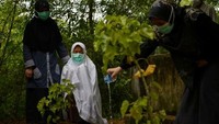 Pada Rabu (30/6/2021) hingga pukul 12:00 WIB, Kementerian Kesehatan mencatat jumlah kasus baru sebanyak orang 21.807. Dengan begitu total kasus COVID-19 yang ada di Indonesia mencapai 2,178 juta orang. Penambahan ini kembali menjadi rekor tertinggi setelah Minggu (26/6/2021) sebanyak 21.095. Chaideer Mahyuddin/AFP via Getty Images