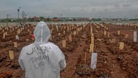 Dalam sepekan terakhir 23-29 Juni 2021, jumlah kasus baru COVID-19 melonjak menjadi 138.352 orang. Artinya setiap hari ada tambahan hampir 20 ribu kasus baru dan juga pasien yang harus mendapatkan perawatan. Sementara dalam periode ini ada sebanyak 2.748 kasus kematian. Fazjri Abdillah/Riau Images/Barcroft Media via Getty Images.