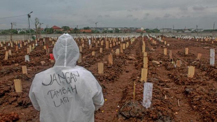 Saat ini kasus COVID-19 di Indonesia masih terus naik hingga  menyentuh 2 juta kasus. Sehingga jenzaha di makam terus berdatangan setiap harinya dan menimbulkan pilu yang mendalam.
