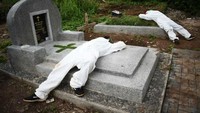 MUI sudah mengeluarkan Fatwa Nomor 34 Tahun 2004 tentang Pengurusan Jenazah dalam Keadaan Darurat. Timur Matahari/AFP via Getty Images