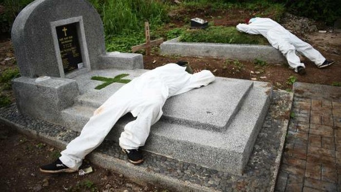 Saat ini kasus COVID-19 di Indonesia masih terus naik hingga  menyentuh 2 juta kasus. Sehingga jenzaha di makam terus berdatangan setiap harinya dan menimbulkan pilu yang mendalam.