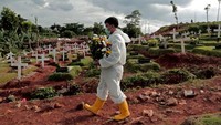Perlu diketahui Majelis Ulama Indonesia (MUI) menyarankan adanya penguburan masal untuk pasien COVID-19 yang meninggal dunia. Hal tersebut dinilai perlu dilakukan karena ada krisis lahan makam jenazah Covid-19 di DKI Jakarta. Aslam Iqbal/SOPA Images/LightRocket via Getty Images