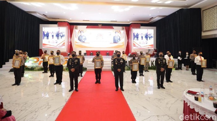 Dua polisi dari Polrestabes Surabaya mendapat penghargaan di Hari Bhayangkara ke-75. Mereka mendapat penghargaan dari Kapolda Jatim Irjen Nico Afinta karena dinilai memiliki kinerja terbaik.