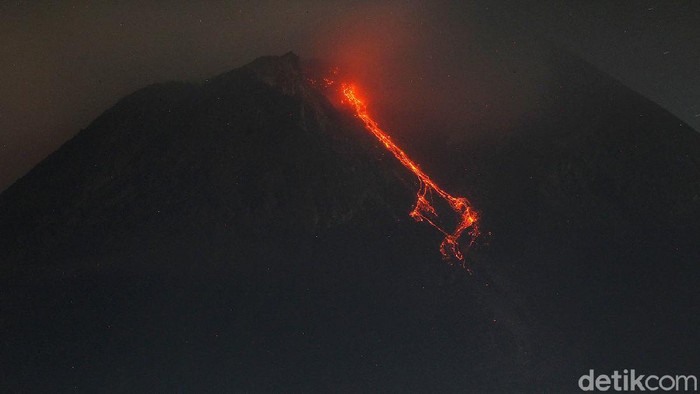 Hingga kini Gunung Merapi terus menunjukkan aktivitasnya. Lava pijar terus dimuntahkan oleh salah satu gunung berapi yang paling aktif di Indonesia tersebut.