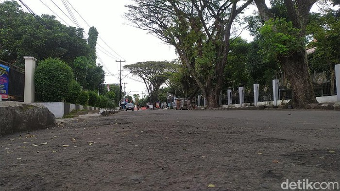 Kabupaten Garut dinyatakan berstatus zona merah penyebaran virus COVID-19 setelah mengalami lonjakan penambahan kasus.