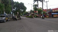 Pemda Garut melakukan sejumlah langkah penanggulangan. Bupati Rudy Gunawan mengatakan, saat ini kafe, restauran dan pusat keramaian wajib tutup pukul 7 malam. Selain itu, Pemda juga memberlakukan kebijakan WFH 100 persen bagi para aparatur sipil negara (ASN) yang berada di bawah naungan mereka. 