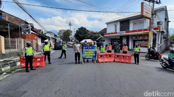 Potret Penyekatan di Garut Imbas Amukan COVID-19