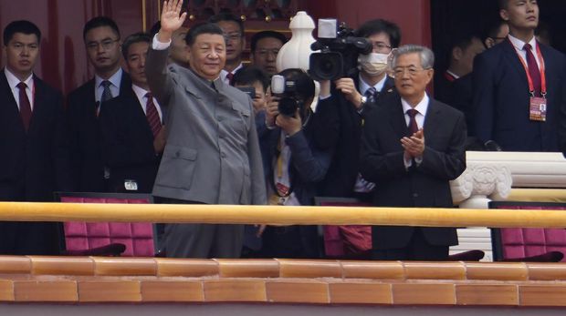 Presiden China Xi Jinping (tengah) melambai di samping mantan Presiden Hu Jintao (kanan) saat upacara peringatan 100 tahun berdirinya Partai Komunis China yang berkuasa di Gerbang Tiananmen di Beijing, Kamis, 1 Juli 2021. (AP Photo/ Ng Han Guan) Chinese President Xi Jinping, center, waves next to former President Hu Jintao, right, during a ceremony to mark the 100th anniversary of the founding of the ruling Chinese Communist Party at Tiananmen Gate in Beijing Thursday, July 1, 2021. (AP Photo/Ng Han Guan)
