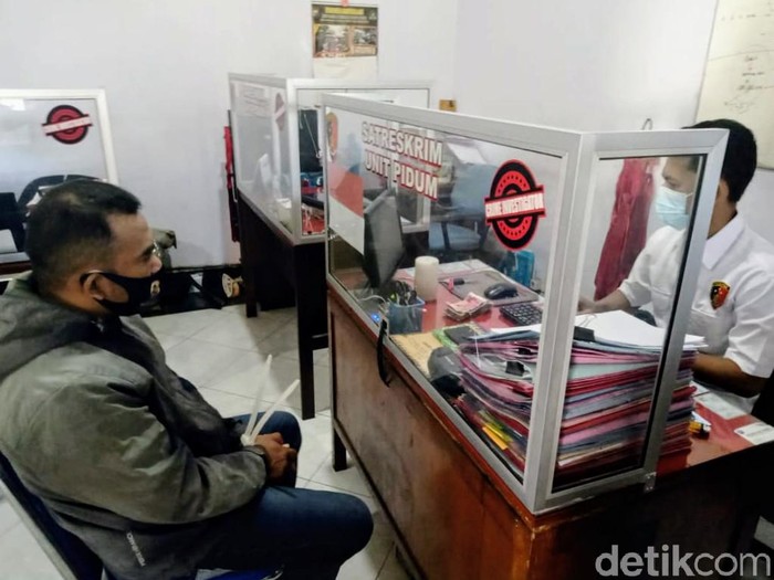 Pelaku pungli di Wisata Kalipait, Bondowoso ditetapkan sebagai tersangka. Pengakuan sementara, pelaku mengantongi puluhan juta Rupiah dari pungli itu.