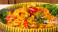 Ayam suwir kemangi disukai banyak orang larena pedas gurih rasanya. Suwiran daging ayam ditumis dengan bumbu cabe dan diaduk dengan kemangi. Sedap! Cara membuatnya bisa dilihat di sini! Foto: Dok. Masak Masak TransTV