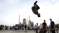 Remaja bermain di depan masjid utama di kota Grozny, Rusia (27/6). Seperti diberitakan kantor berita AFP, Rabu (30/6/2021), para pejabat Rusia telah dituding tidak melaporkan banyak kematian, dengan hanya menghitung kematian ketika virus Corona ditemukan sebagai penyebab utama kematian setelah autopsi. AP Photo/Musa Sadulayev