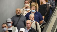 Sebagian warga terlihat tanpa masker di stasiun bawah tanah di St. Petersburg, Rusia, (29/6). Salah satu hotspot pandemi adalah kota Saint Petersburg, yang akan menjadi tuan rumah perempat final Euro di depan ribuan penggemar, banyak dari mereka terbang dari luar negeri untuk pertandingan tersebut. AP Photo/Dmitri Lovetsky