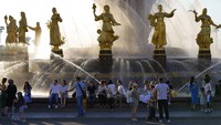 Warga yang terlihat tanpa satupun mengenakan masker sedang mencari udara segar di taman kota Moskow, Rusia (20/6). AP Photo/Alexander Zemlianichenko