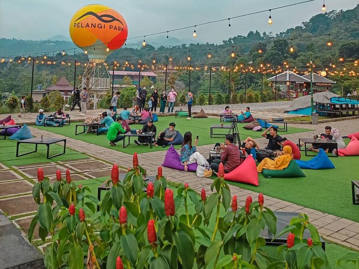 Sejuk! 5 Restoran Outdoor di Bogor Ini Punya Panorama Bukit dan Persawahan