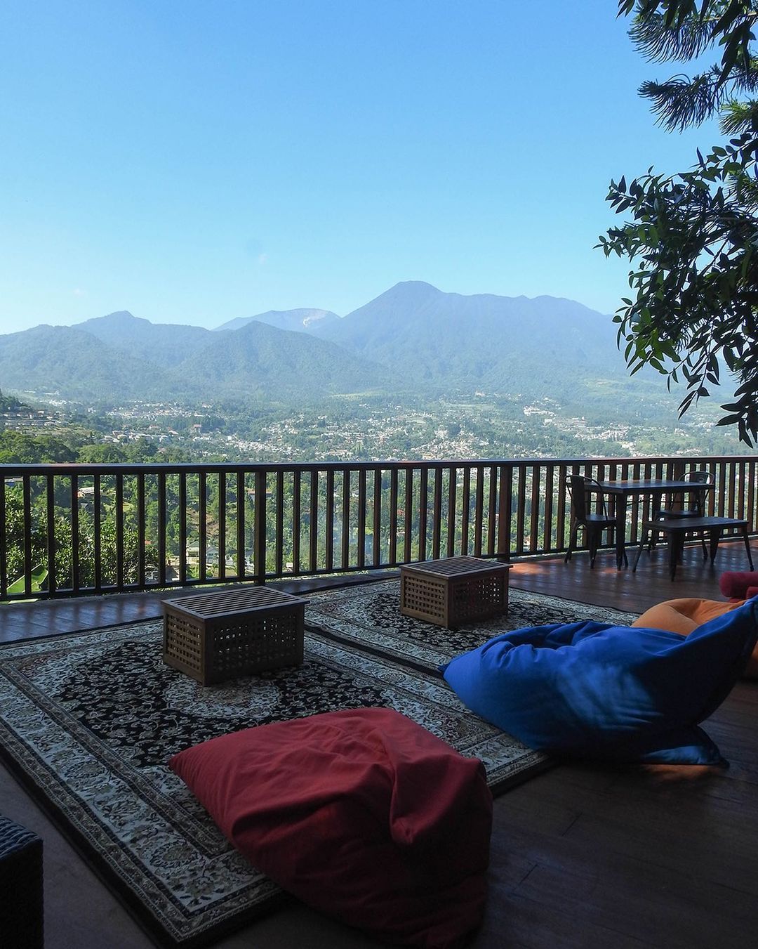 Sejuk! 5 Restoran Outdoor di Bogor Ini Punya Panorama Bukit dan Persawahan