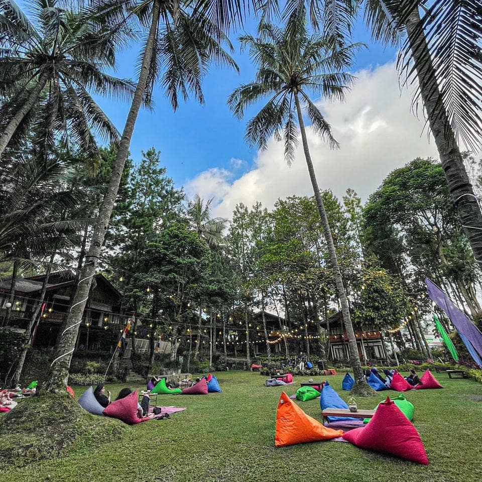 Sejuk! 5 Restoran Outdoor di Bogor Ini Punya Panorama Bukit dan Persawahan