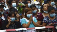 Setidaknya 200 orang berkumpul di luar penjara Insein di Yangon. Mereka berharap orang yang dicintai juga turut dibebaskan. AP Photo.