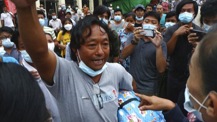 Ribuan Pengunjuk Rasa Antikudeta di Myanmar Dibebaskan Pihak berwenang Myanmar membebaskan pengunjuk rasa antikudeta dari penjara pada Rabu (30/6). Total 2.296 pengunjuk rasa dibebaskan dari penjara di seluruh negeri.