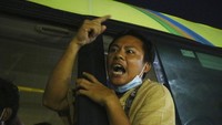 Tim informasi junta mengatakan total 2.296 pengunjuk rasa telah dibebaskan dari penjara di seluruh negeri. Termasuk wartawan lokal yang turut dipenjara karena melaporkan secara kritis tindakan kekerasan berdarah Junta. AP Photo.