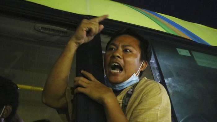 Ribuan Pengunjuk Rasa Antikudeta di Myanmar Dibebaskan Pihak berwenang Myanmar membebaskan pengunjuk rasa antikudeta dari penjara pada Rabu (30/6). Total 2.296 pengunjuk rasa dibebaskan dari penjara di seluruh negeri.