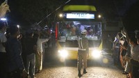 Bus-bus keluar dari Penjara Insein untuk membawa para tahanan ke kantor polisi setempat di mana mereka akan dibebaskan. AP Photo.